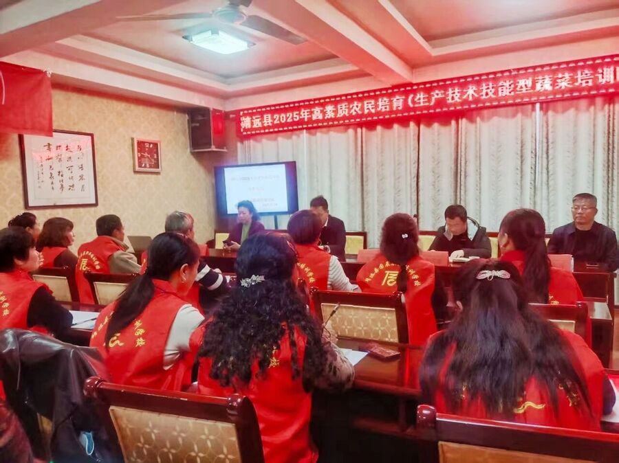 田间实践+异地观摩 靖远高素质农民培育蔬菜培训，让农户“学得会、用得上”